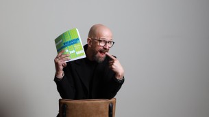 Frank van Strijen met boek Hoera ik heb ADHD.JPG